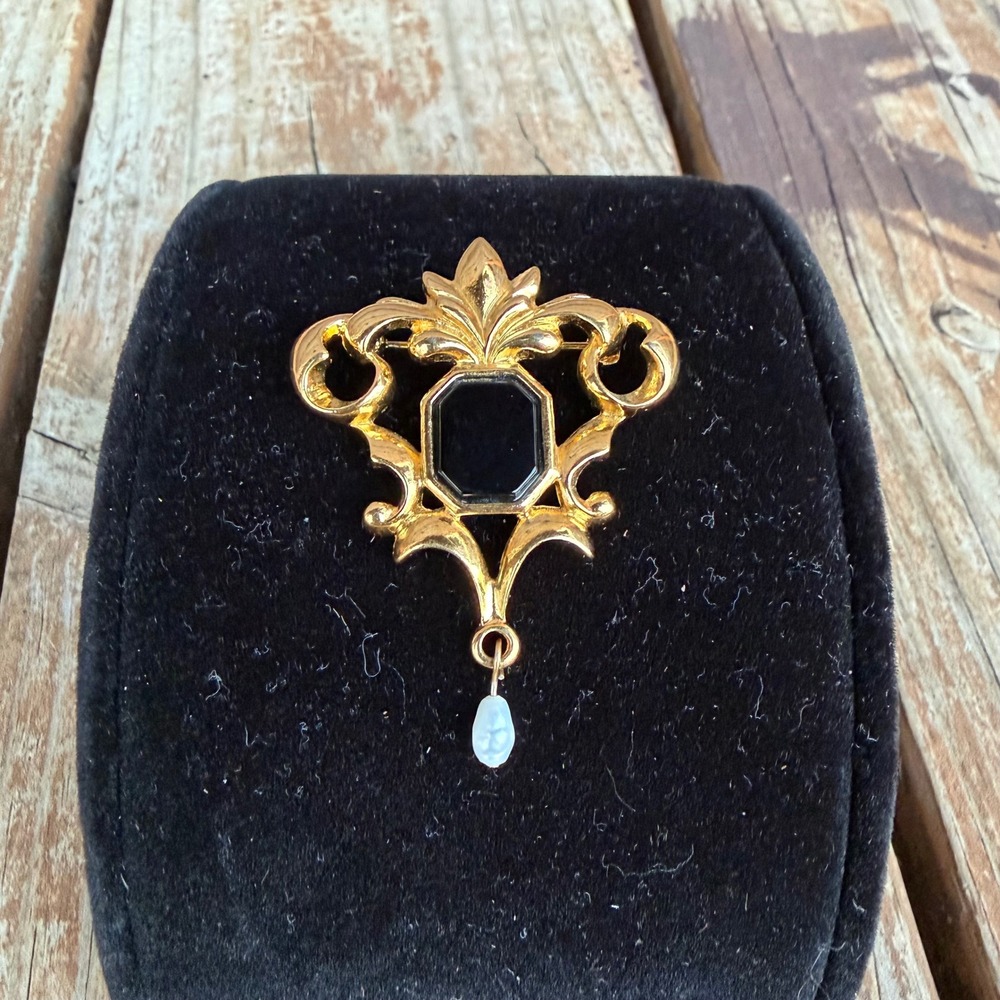 Avon Brooch Women Gold Tone Black Stone Faux Pearl‎ Baroque Victorian Style